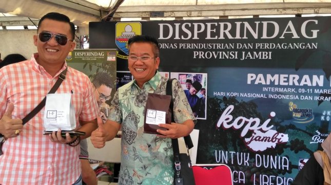 Kepala Disperindag Provinsi Jambi Ariansyah (kiri) memamerkan kopi produksi petani Jambi pada Pameran dan Expo Kopi Nusantara 2018, di Intermark Hall, BSD, Tangerang, Jumat (9/3/2018). (IST)