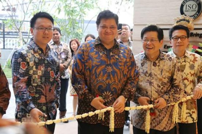 Menteri Perindustrian Airlangga Hartarto saat meresmikan pabrik pengolahan garam PT Unichem Candi Indonesia (Foto:Dok. Industry.co.id)