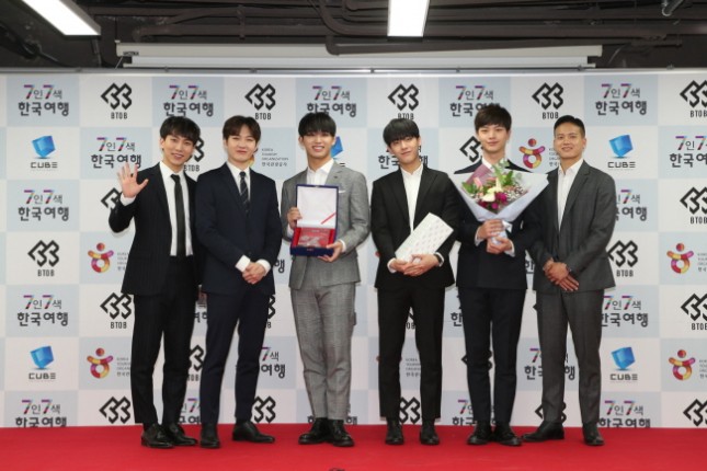 Boyband BtoB saat di acara press conference Duta Pariwisata Korea Selatan 2018 bersama Korea Tourism Organization. (Source: VisitKorea)