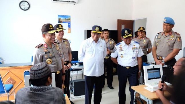 Menteri Perhubungan Budi Karya Sumadi bersama Kapolri Tito Karnavian meninjau pembuatan SIM A Umum di Polresta Yoyakarta, Minggu (11/3/2018)