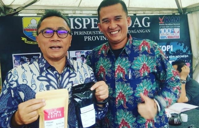 Ketua MPR Zulkifli Hasan dinobatkan sebagai Bapak Pecinta Kopi Indonesia berpose dengan Kepala Dinas Perindag Provinsi Jambi Ariansyah, Minggu (13/3/2018). (IST)