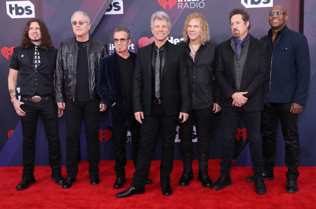 Bon Jovi dalam red carpet iHeartRadio Music Awards 2018. (Source: Billboard)