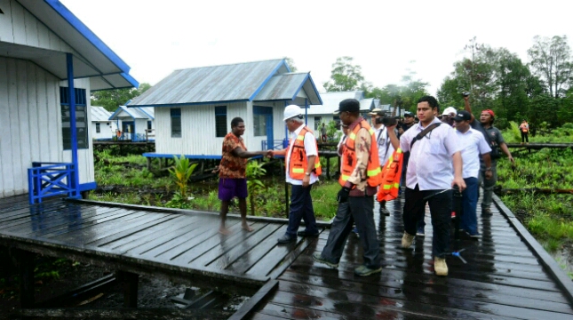Menteri Basuki saat berkunjung ke Asmat