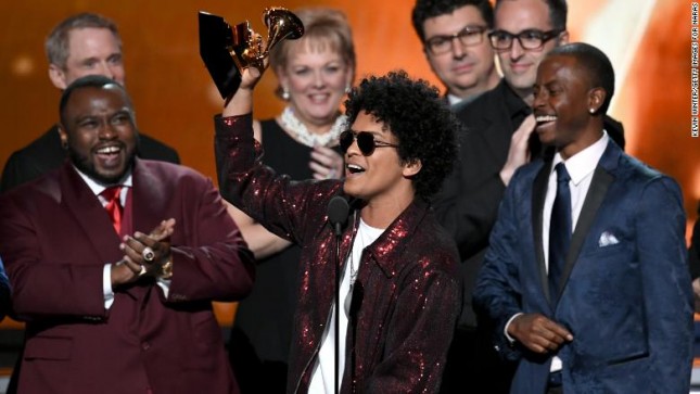 Bruno Mars di Grammy Awards 2018. (Foto: EOnline)