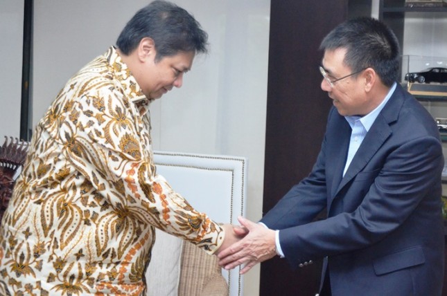 Menperin Airlangga Hartarto saat menerima kunjungan CEO SCG Roongrote Rangsiyopash (Foto: Humas)