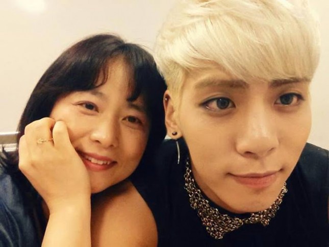 Jonghyun SHINee dan ibunda. (Foto: Kvibes)