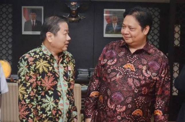 Ketua Umum Gapmmi Adhi Lukman bersama Menteri Perindustrian Airlangga Hartarto (Foto: Istimewa)