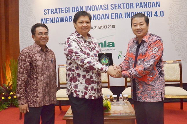 Menteri Perindustrian Airlangga Hartarto bersama Dirjen Industri Agro Panggah Susanto dan Ketua Gapmmi Adhi Lukman