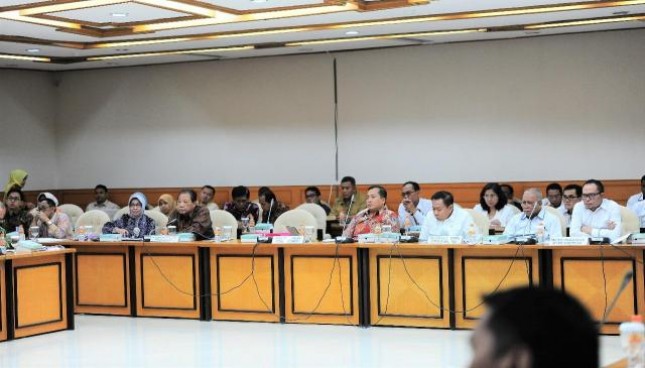 Menteri Koperasi dan UKM Puspayoga dalam Rapat Kerja dengan Tim Pengawas TKI DPR RI, di Jakarta, Rabu (21/3). 
