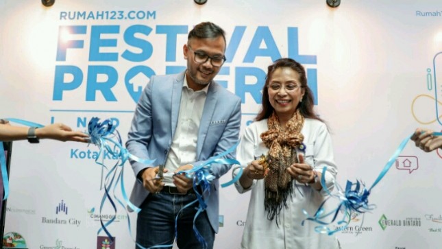 Head of Sales Rumah 123 Usman Raezra bersama Direktur Layanan PPDPP Kementerian PUPR Saraswati saat pembukaan acara Festival Properti Indonesia 2018