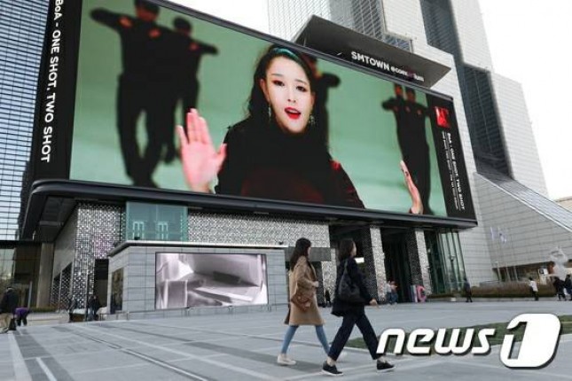Billboard besar yang akan dipasang di SM Town, bekerjasama dengan Samsung. (Foto: News1)