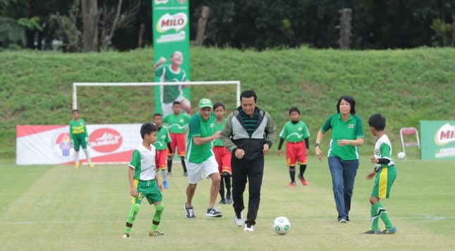 Menpora Imam Nahrawi melakukan kick off dengan pemain U-12 di Lapangan Panahan Senayan. (Dok Industry.co.id)