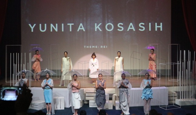 Desainer Indonesia, Yunita Kosasih dalam tema Rei (Jiwa) pada Media Viewing Trend 2018, 26 Maret, Jakarta. (Dina Astria/Industry.co.id)