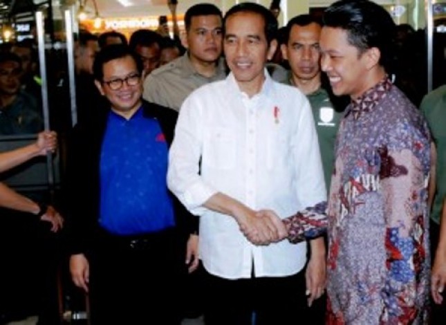 Presiden Jokowi didampingi Seskab Pramono Anung nonton film Yo Wis Ben, di Cinemaxx Malang Rabu (28/3) (Foto: Rahmat/Humas)
