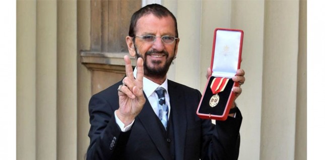 Mantan drummer The Beatles, Ringo Starr saat mendapat gelar kebangsawanan di Istana Buckingham. (Foto: BBC News)