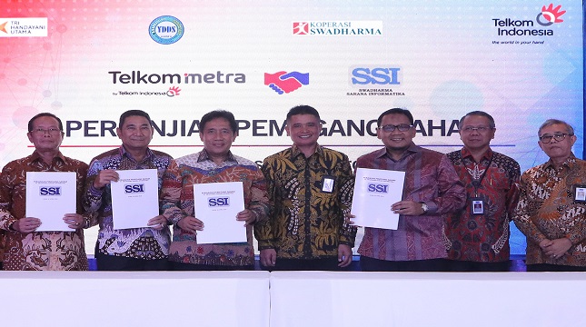Direktur Enterprise & Business Service Telkom Dian Rachmawan (tengah) bersama Direktur Utama Telkom Metra Otong Iip (ketiga dari kanan), Ketua Yayasan Danar Dana Swadharma (YDDS) Tri Mulyo (paling kiri), Direktur Utama PT Tri Handayani Utama (THU).