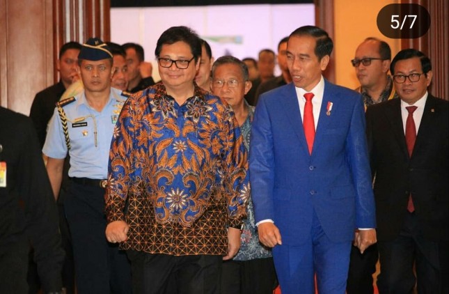 Menperin Airlangga bersama Presiden jokowi