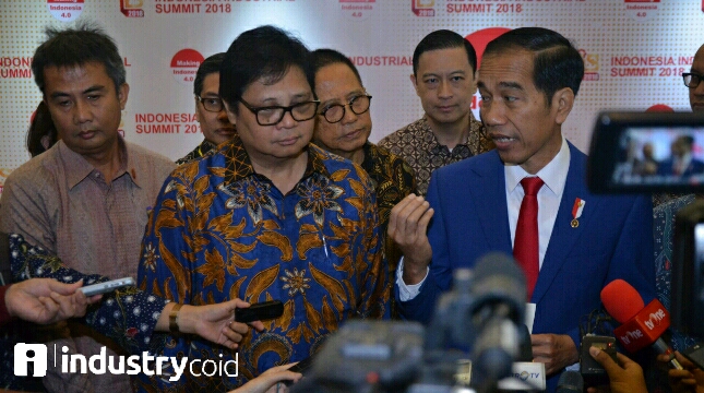 Menteri Perindustrian Airlangga Hartarto bersama Presiden Joko Widodo (Foto: Hariyanto/Industry.co.id)