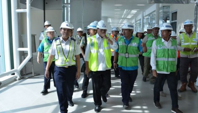 Menteri Perhubungan Budi Karya Sumadi meninjau langsung bandara yang terletak di Kecamatan Kertajati, Majalengka, Jawa Barat, Rabu (4/4)