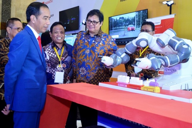 Presiden Joko Widodo bersama Menteri Perindustrian Airlangga Hartarto saat peluncuran Making Indonesia 4.0