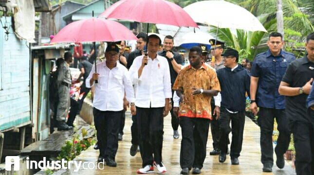 Presiden Jokowi Tinjau Padat Karya Tunai di Kota Sorong