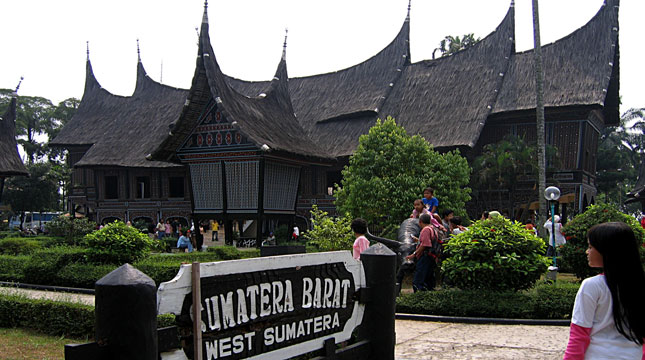 Rumah Adat Sumatera Barat di Taman Mini Indonesia Indah (TMII) (Foto: destinationwisataindonesia.blogspot.co.id)
