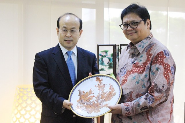 Menteri Perindustrian Airlangga Hartarto bersama Duta Besar China untuk Indonesia Xiao Chian