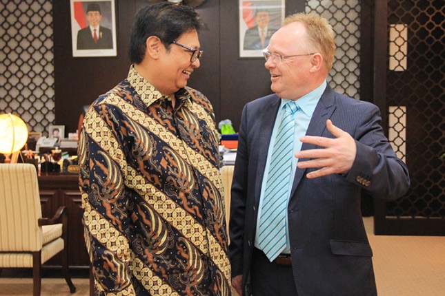 Menteri Perindustrian Airlangga Hartarto bersama Menteri Perikanan Norwegia Per Sandberg