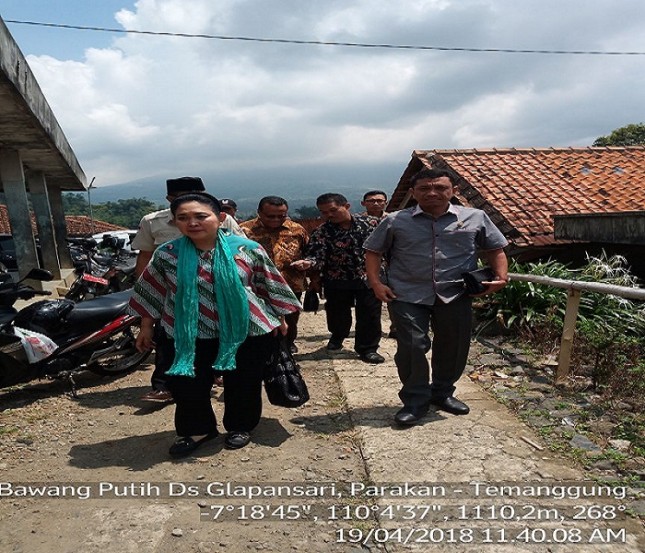 Anggota DPR Komisi IV, Siti Hediati Soeharto berserta rombongan DPR lainnya dan Dirjen Hortikultura, Suwandi