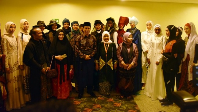 Presiden Jokowi bersama peserta Muslim Fashion Festival (Mufest) (Foto Setkab)