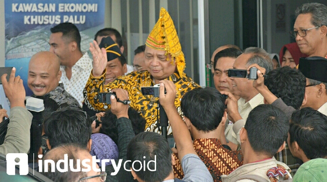 Menteri Perindustrian Airlangga Hartarto saat berkunjung ke KEK Palu