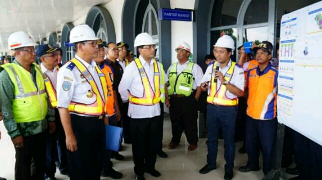Menteri Perhubungan Budi Karya Sumadi saat meninjau pembangunan jalur ganda kereta api PalembangPrabumulih