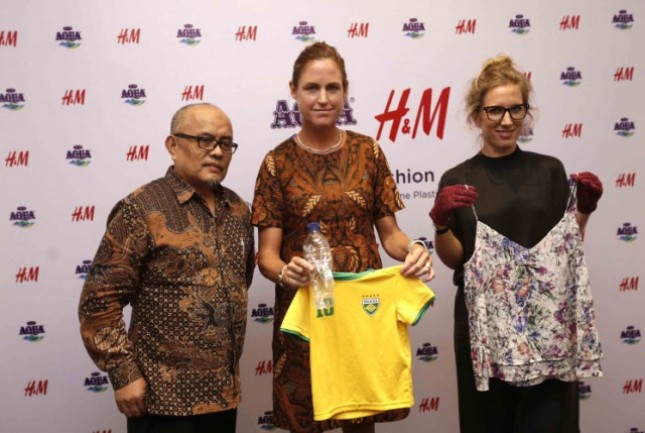 Danone Aqua bersama H&M Indonesia menandatangani kerja sama mengolah kembali sampah botol plastic menjadi produk fashion.