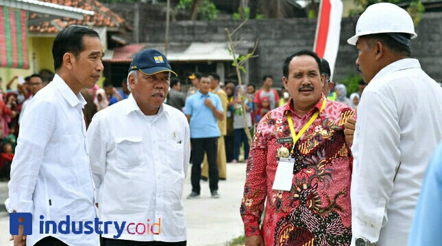 Presiden Jokowi dan Menteri Basuki saat meninjau rumah nelayan di Pangandaran