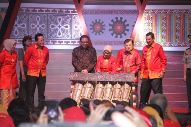 Wakil Presiden Jusuf Kalla didamping Ibu Negara Mufidah Kalla membuka pameran Jakarta International Handicraft Trade Fair (Inacraft) 2018 di Assembly Hall JCC Senayan, Rabu (25/4/2018). 