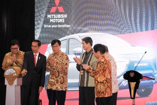 Presiden Joko Widodo bersama Menteri Perindustrian Airlangga Hartarto dan CEO Mitsubishi Motors Corporation Osamu Masuko