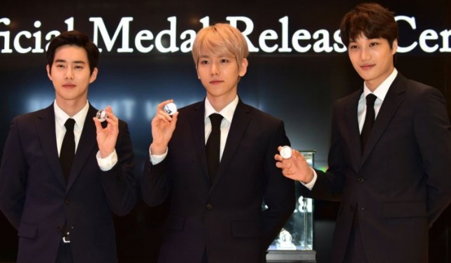 Suho, Baekhyun dan Kai EXO saat menerima medali EXO yang diberikan oleh Pemerintah Korea Selatan. (Foto: Soompi)