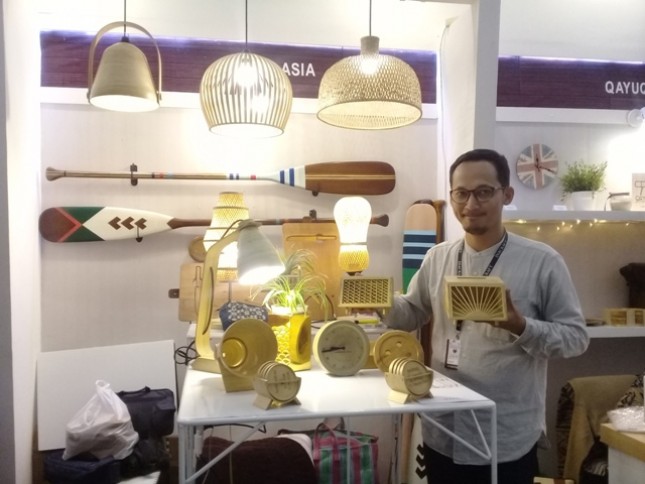 Rosyid Akhmadi dari Mohoi Bamboogoods telah menerima penghargaan Asosiasi Eksportir Handicraft Indonesia (Asephi) Emerging Award di ajang Inacraft 2018.