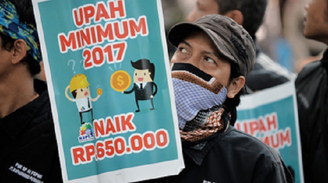 Ilustrasi demonstasi buruh menuntut kenaikan UMK. (Bay Ismoyo/AFP) 
