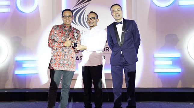 Menteri Ketenagakerjaan Republik Indonesia Hanif Dhakiri (tengah) menyerahkan penghargaan "Best Company to Work For in Asia 2018" kepada Direktur Human Capital Management Telkom Herdy Harman (kiri)