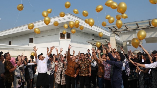 Pelepasan balon pada ulang tahun ke-28 The Papandayan Hotel