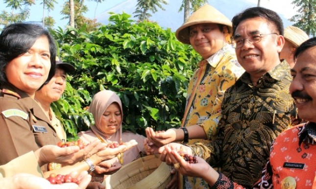 Menteri Perindustrian Airlangga Hartarto bersama Dirjen Industri Agro Kemenperin Panggah Susanto seusai menghadiri Panen Raya Kopi dan Temu Wicara Pelaku Usaha Kopi di Temanggung, Jawa Tengah