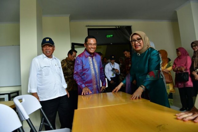 Saleh Husin saat mendampingi Mufidah Jusuf Kalla meresmikan infrastruktur bagi Sekolah Pelatihan Tenun Kriya Minang di Nagari Tigo Jangko, Kecamatan Lintau Buo Utara, Sumatera Barat.