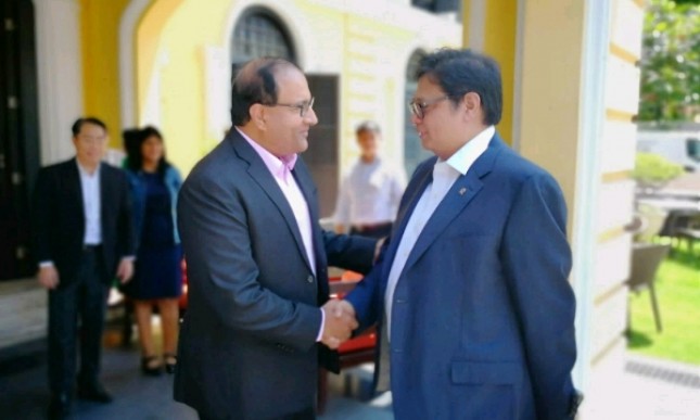 Menteri Perindustrian RI Airlangga Hartarto bersama Menteri Komunikasi dan Informasi Singapura, S. Iswaran