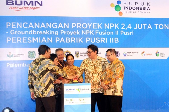 Menperin Airlangga Hartarto bersama Menteri BUMN Rini Soemarno saat acara Groundbreaking Pabrik NPK 2,4 Juta ton