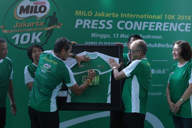 Sandiaga Uno menandatangani kaus peserta sebagai simbolis wujud partisipasi terhadap MILO Jakarta International 10K 2018 