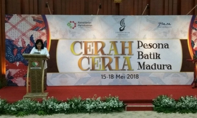 Dirjen IKM Kemenperin Gati Wibawaningsih saat membuka Pameran Batik Warisa Budaya dengan Tema "Cerah Ceria Pesona Batik Madura" (Foto: Ridwan/Industry.co.id)