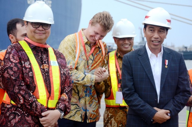 Menteri Perindustrian Airlangga Hartarto bersama Presiden Joko Widodo saat melepas ekspor produk manufaktur ke AS di Pelabuhan Tanjung Priok, Jakarta