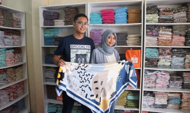 Ryan dan Rika, sepasang suami istri yang sukses menjadi pebisnis online hijab lewat toko Hidayat_Hijabstore di Shopee. (Foto: Dina Astria/Industry.co.id)