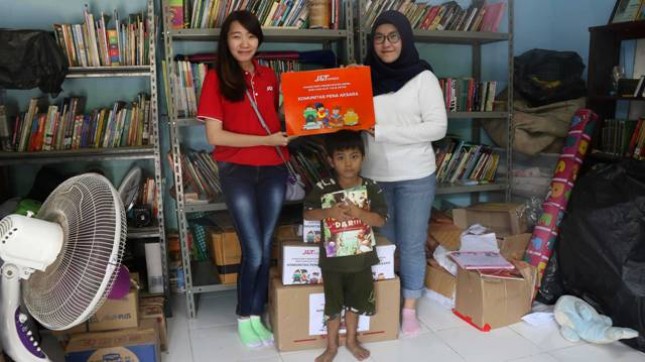 J&T Express memberikan dukungan berupa donasi buku dan alat tulis ke organisasi taman bacaan, serta beberapa komunitas belajar di Jakarta dengan total donasi 8000 buku di Hari Buku Nasional, (17/5/2018)